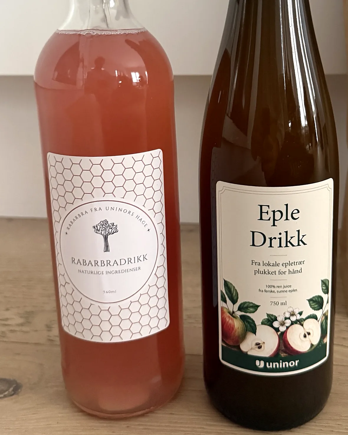 Etikettene på Rabarbradrikk og Eple Drikk fra Uninor i Egersund, side om side