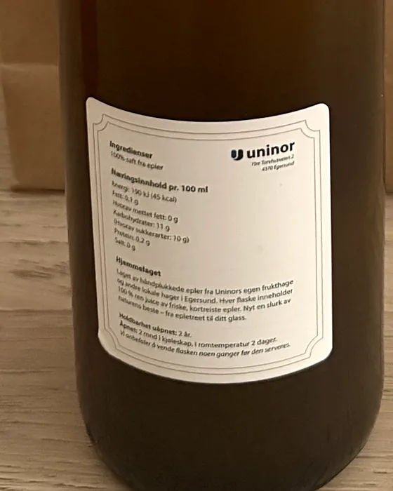 Baksideetiketten på Eple Drikk med ingredienser og næringsinnhold