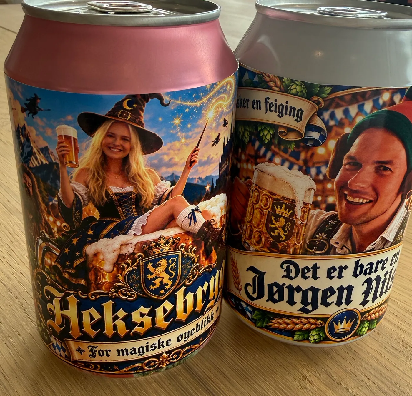 To ølbokser med egne Oktoberfest-etiketter: «Heksebrygg» med en gjest som heks med ølglass, og en gjest i lederhosen og grønn lue med et stort ølkrus