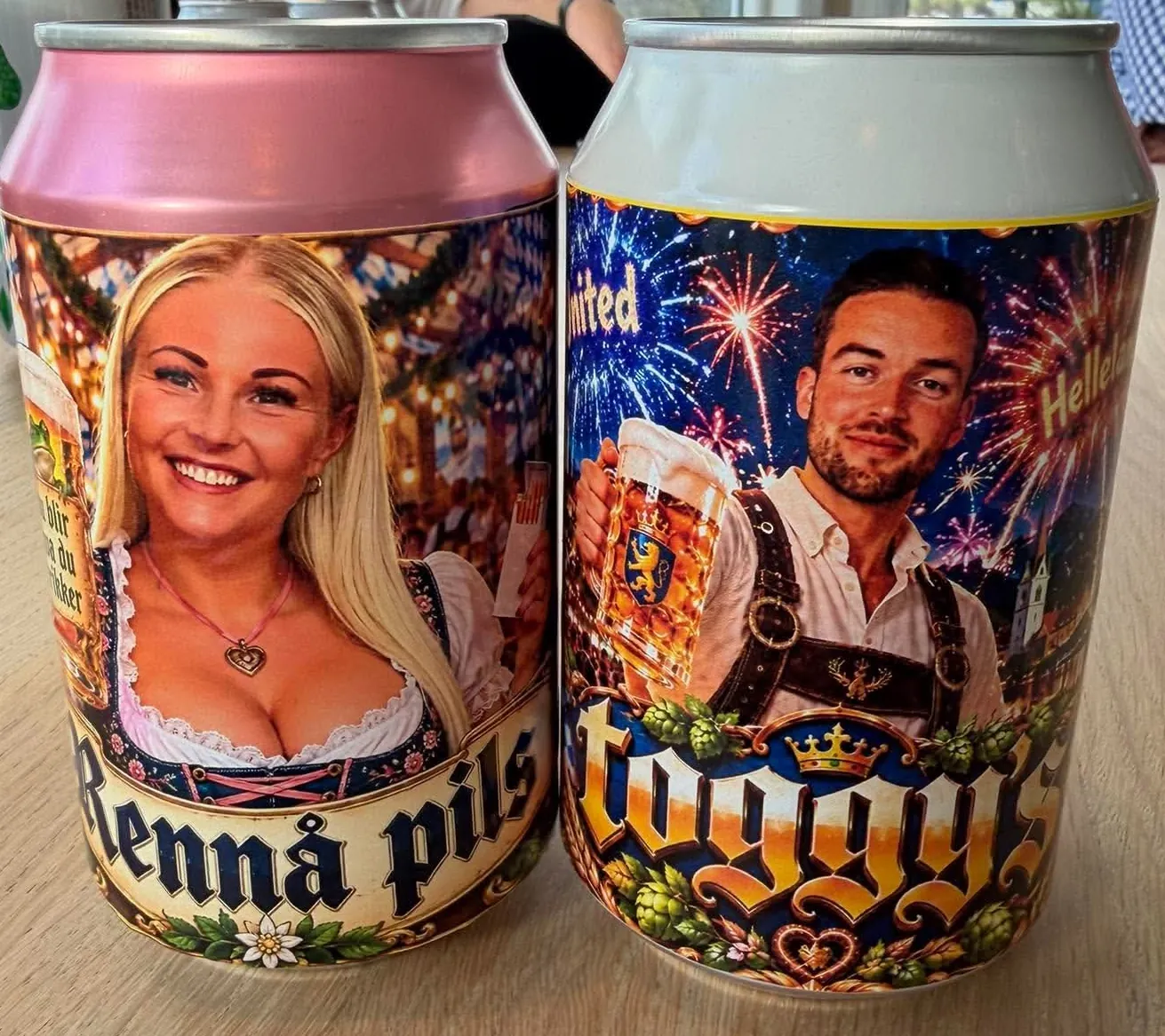 To ølbokser med egne etiketter fra en Oktoberfest, hver med et portrett av en gjest i dirndl eller lederhosen